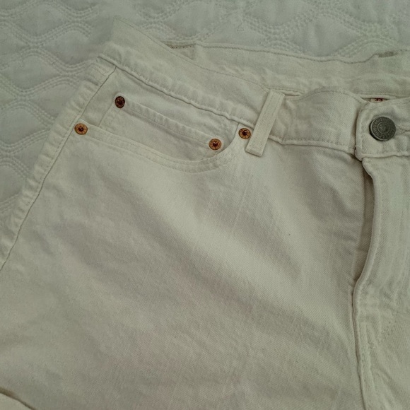 Levi's® HIGH RISE WOMEN'S CUFFED SHORTS Off White Size 33  4” inseams/stretch - Picture 4 of 13